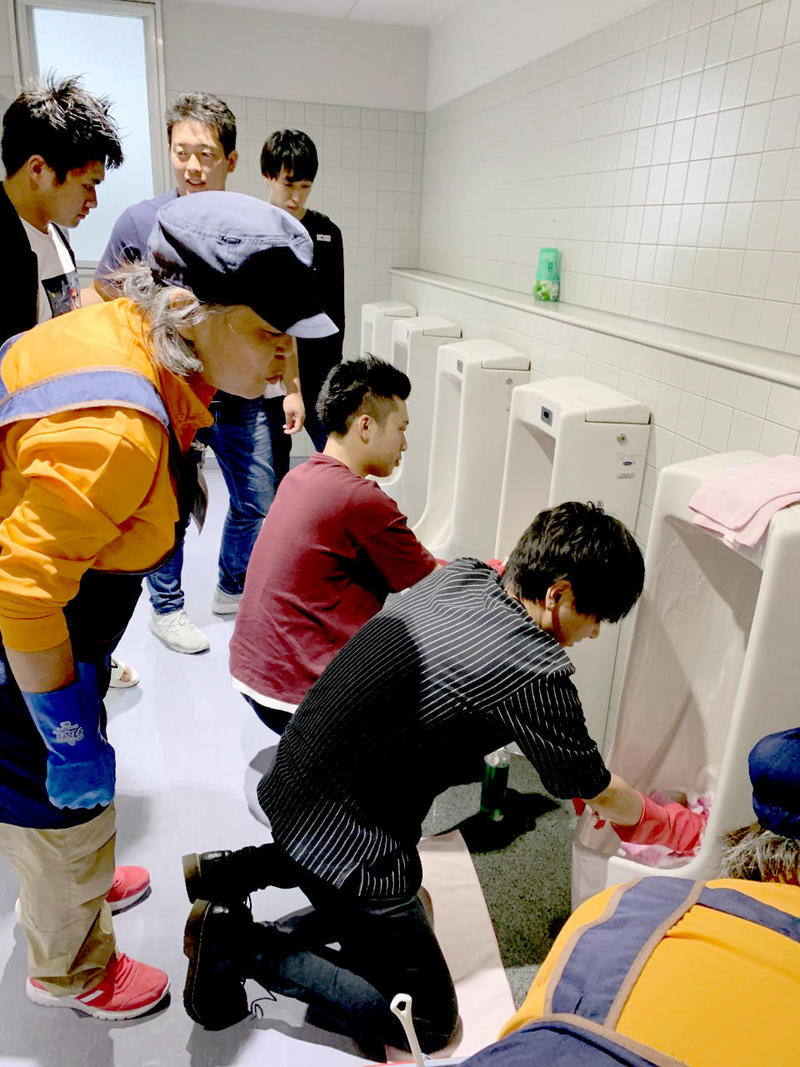 「ホスピタリティ入門」で、中央高速道路のトイレ掃除に関する特別講義を実施しました｜松本大学／松本大学松商短期大学部